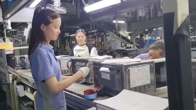 女孩子贴标签放说明。